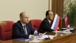 Министра РФ по развитию Дальнего Востока Александр Крутиков и заместитель Министра внешних экономических дел КНДР Ли Гван Гын